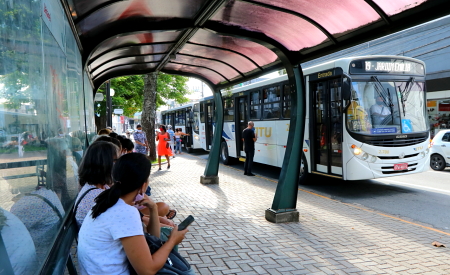 Sistemas de Informação ao Usuário do Transporte Público por Ônibus: Estudos  de Caso no Brasil e no Mundo